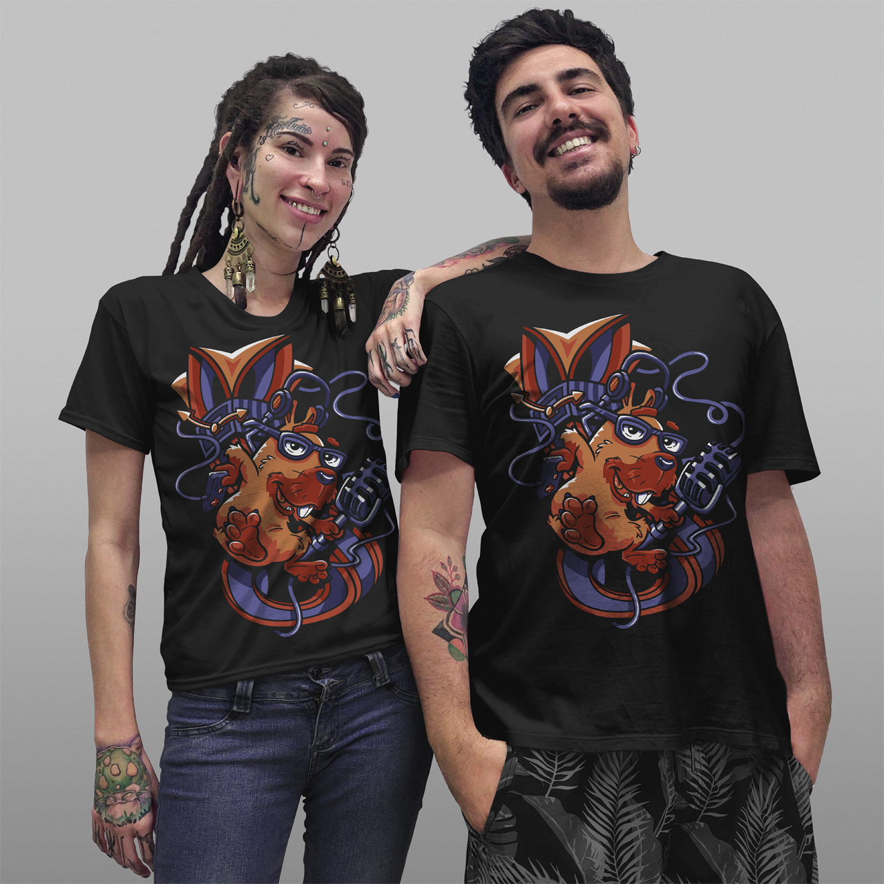 HOMEM E MULHER MOSTRANDO CAMISETA